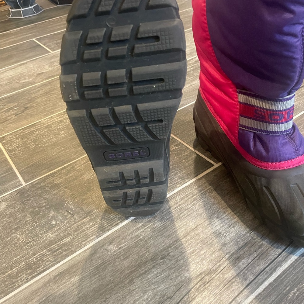 Girls size 5 Sorrel boots. Worn only a few times daughter out grew them.